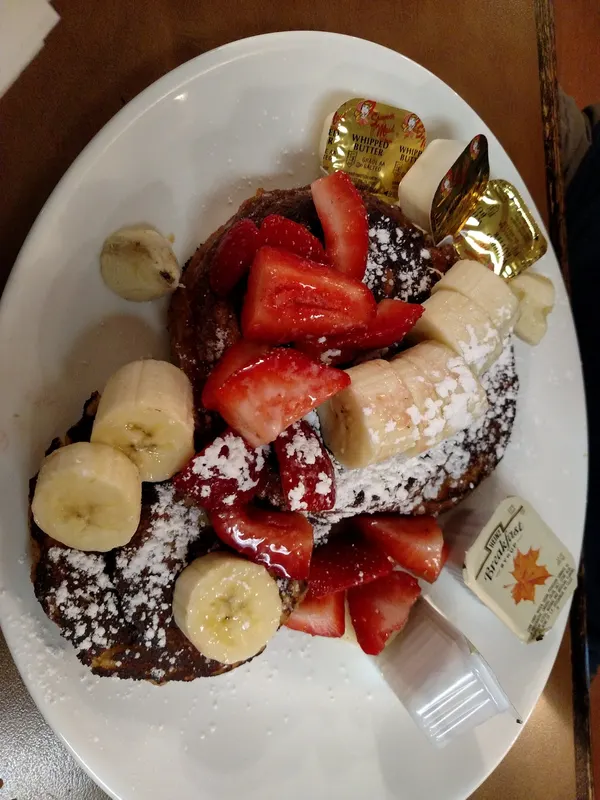 French toast with strawberries and bananas